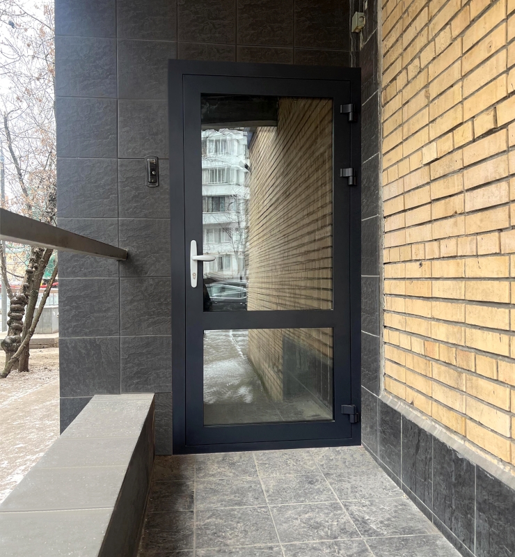 Светопрозрачная алюминиевая дверь для хостела в центре Москвы