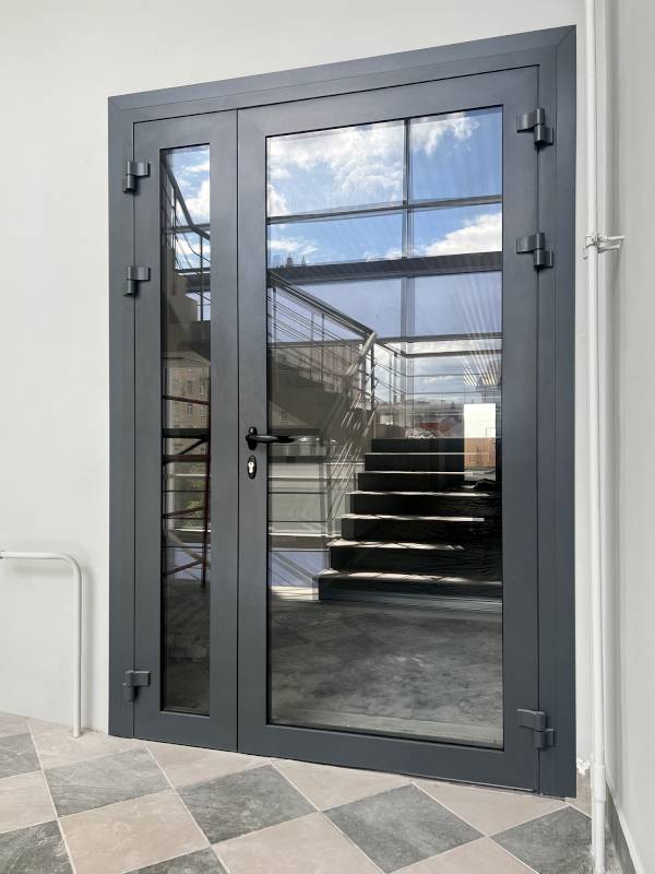 Дверь с максимальным остеклением в бизнес-центре Дверь с максимальным остеклением в бизнес-центре