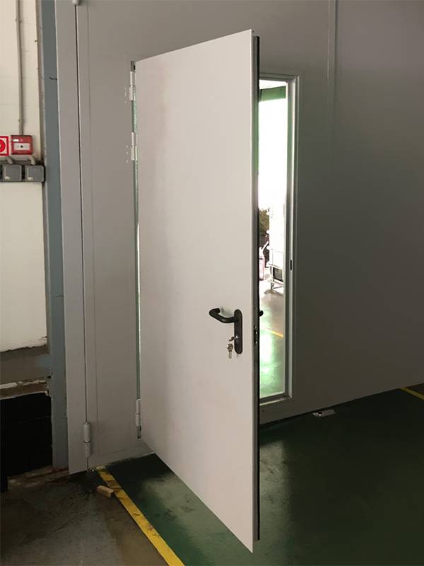 Дверь в воротах (завод «Состра», д. Бужарово, ул. Центральная, 21)