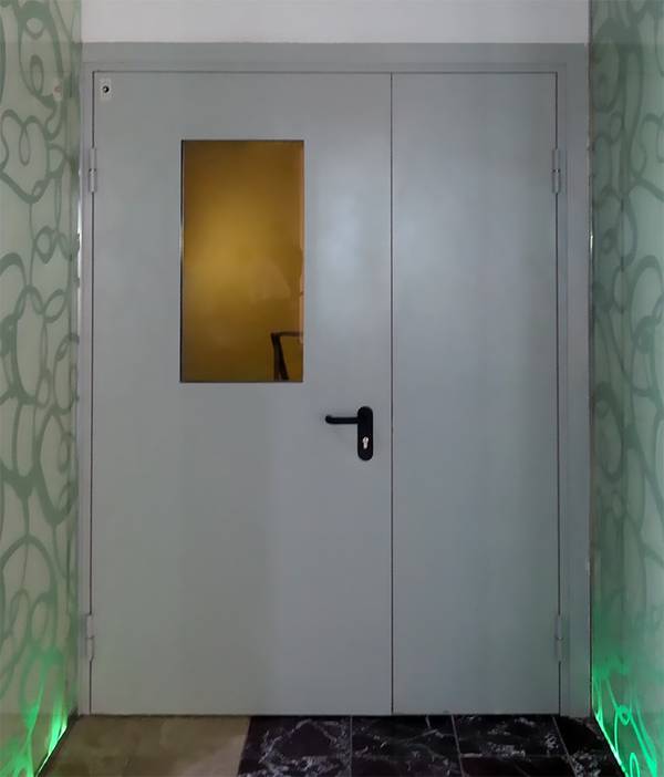 Огнестойкая дверь серого цвета в детском саду