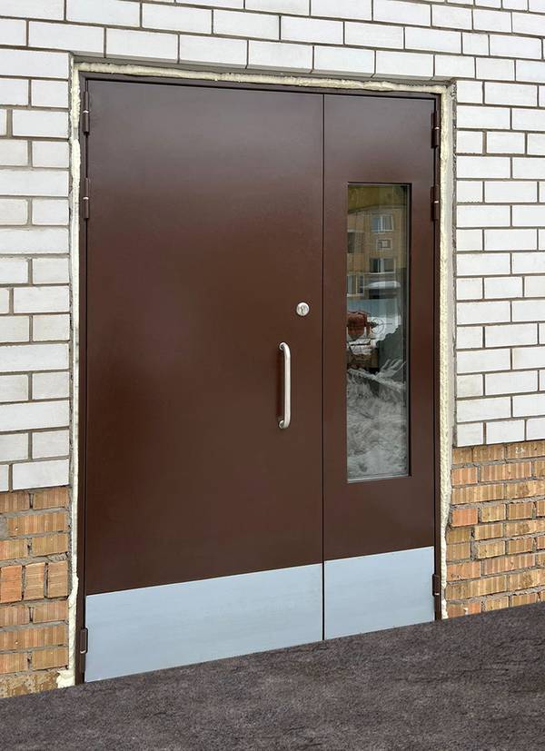 Подъездная дверь с окном и отбойниками