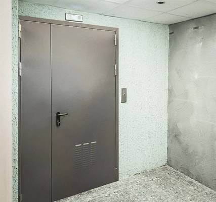 Полуторная противопожарная дверь с вентиляцией