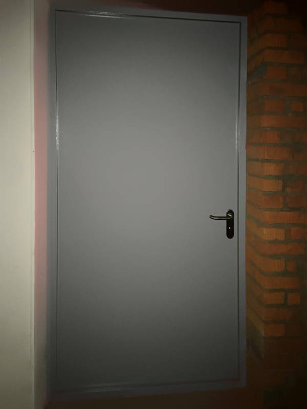 Противопожарная дверь, фото изнутри (пожарное депо) Противопожарная дверь, фото изнутри (пожарное депо)