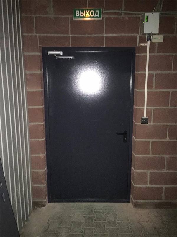 Противопожарная дверь изнутри (пр-т Маршала Жукова) Противопожарная дверь изнутри (пр-т Маршала Жукова)