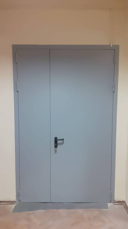 Серая дверь с внешней стороны (коридор школы, р-н Марьина Роща) Серая дверь с внешней стороны (коридор школы, р-н Марьина Роща)